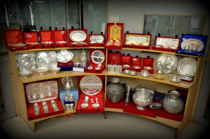 Silver dinner set display, silver return gift articles, silver thali set in velvet box, corporate silver gifts showroom